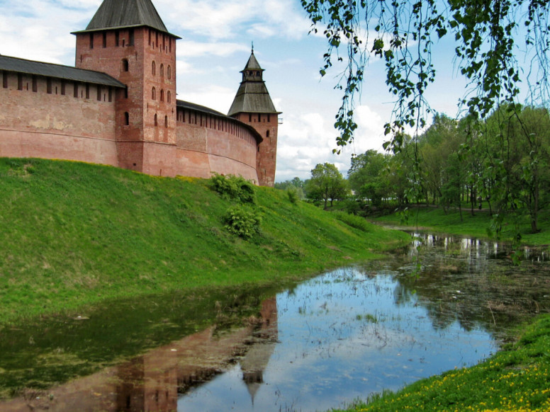 Стены и башни Новгородского кремля